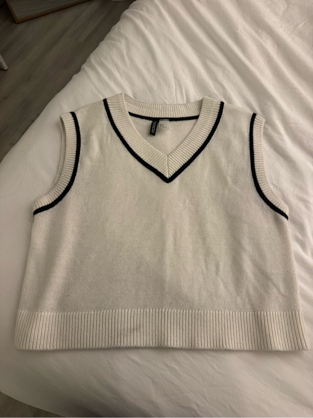 🌊H&M White Knit V-Neck Sweater Vest with Black Trim